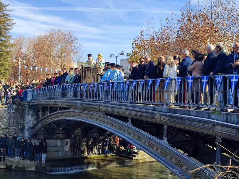 Με λαμπρότητα ο εορτασμός των Θεοφανείων - ένας λοκατζής ανέσυρε τον Σταυρό